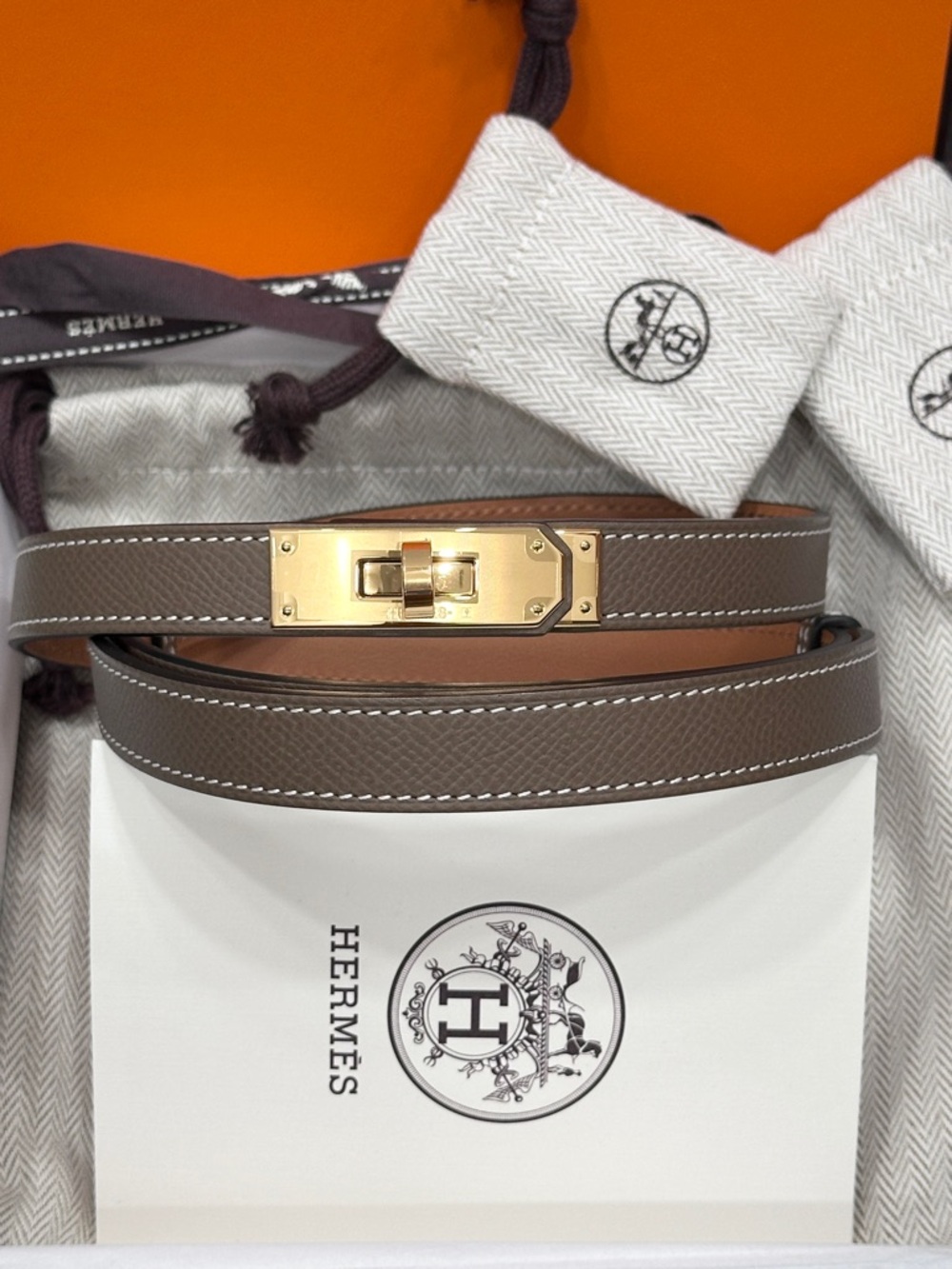 HERMES KELLY BELT ETOUPE EPSOM LEATHER WITH GOLD HARDWARE. BRAND NEW. FULL SET.